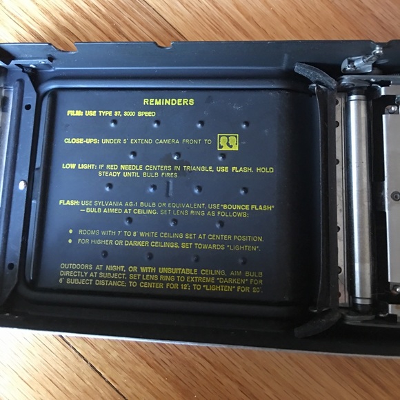 Vintage Polaroid Camera - Picture 5 of 8